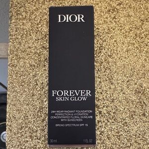 Dior Forever Skin Glow Radiant Foundation